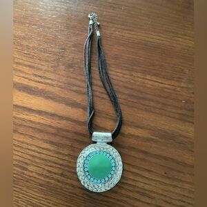 MEDALLION PENDANT CHOKER NECKLACE